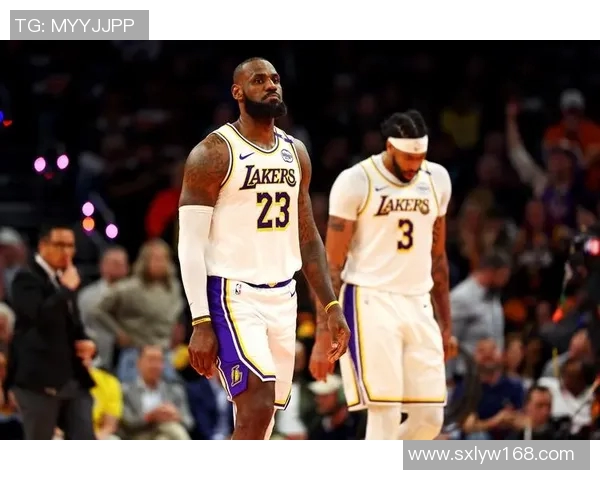 詹姆斯缺席湖人对雷霆比赛球队面临新挑战球员表现备受关注 詹姆斯缺席湖人对雷霆比赛球队面临新挑战球员表现备受关注